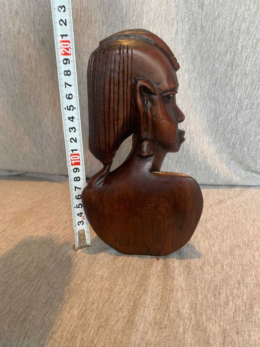 Стара резбована дървена статуя на глава