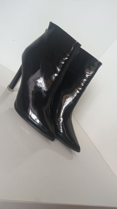 Әйелдерге арналған аяқ киім сатылады