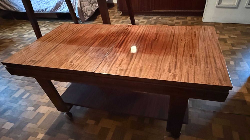 Маса от масивно дърво с две нива и лакиран горен плот