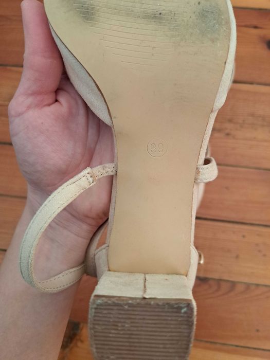 Остри сандали с дебел ток