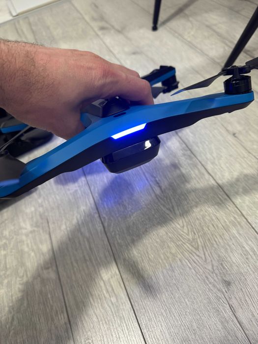 Продавам дрон Skydio 2 - 2 бр , 5 батерии, хъб , управление, beacon