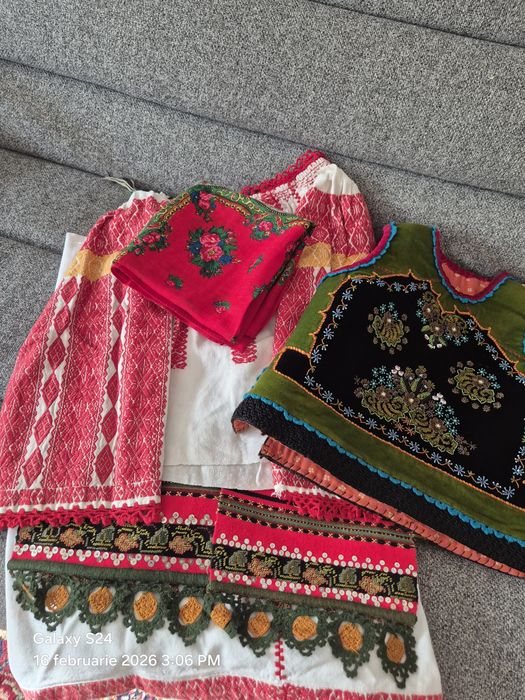 Vand costum traditional   pentru fetite  intre 4 si 10 ani