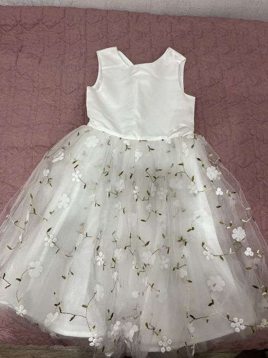 Продам платья 6/7 лет