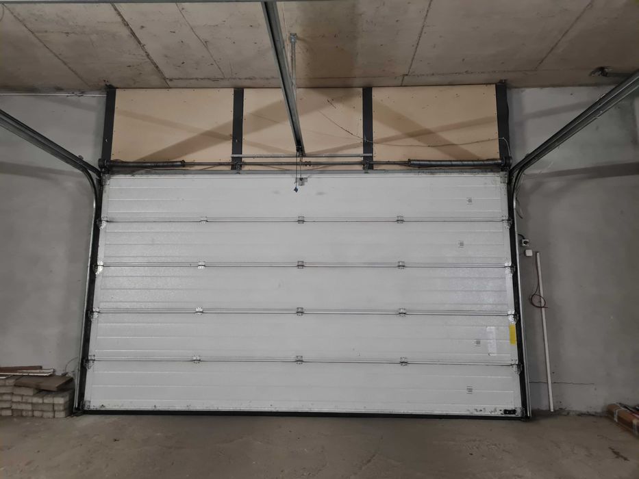 Секционна гаражна врата