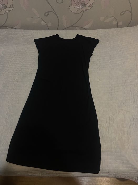 Платье-футляр чёрное — базовая классика