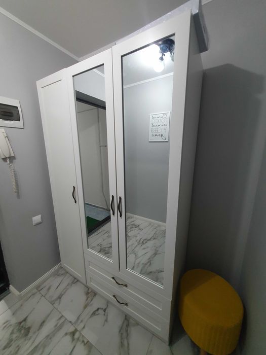 Продам трехдверный шкаф с зеркалом