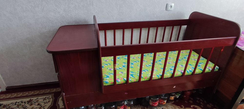 Detiskiy kravat sotiladi Matrasi bilan Narxi 300.000som  Holati yaxshi