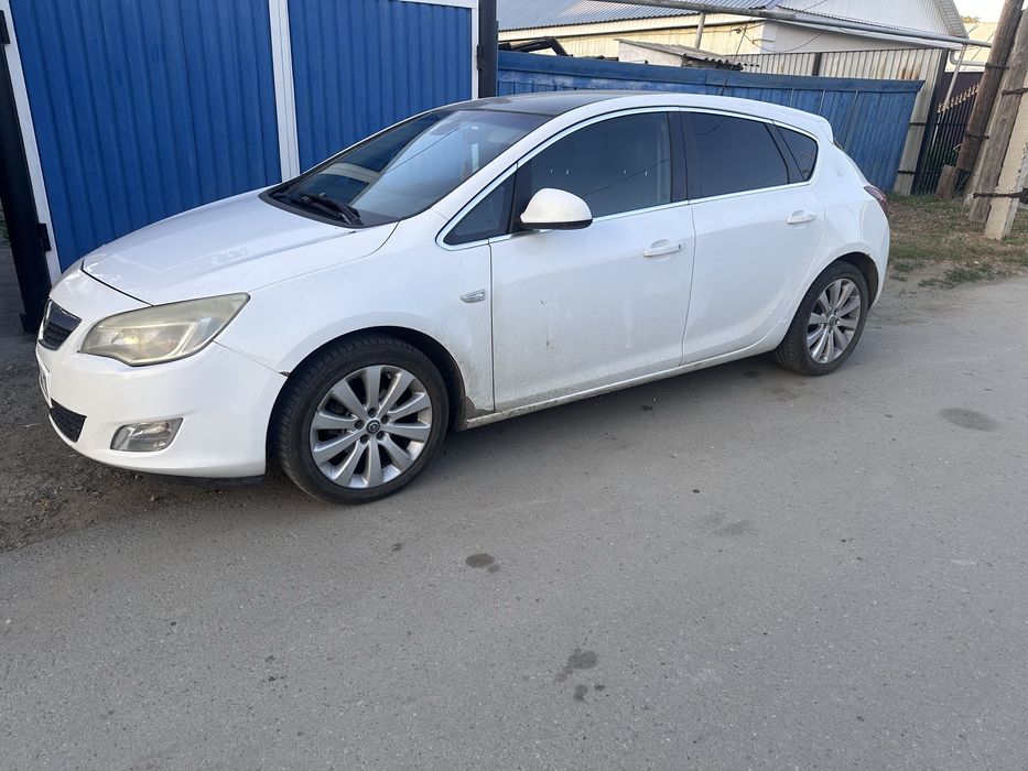 Продам авто! Opel astra j 2011 года