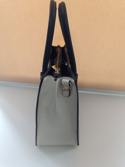 Женская сумка с короткими ручками