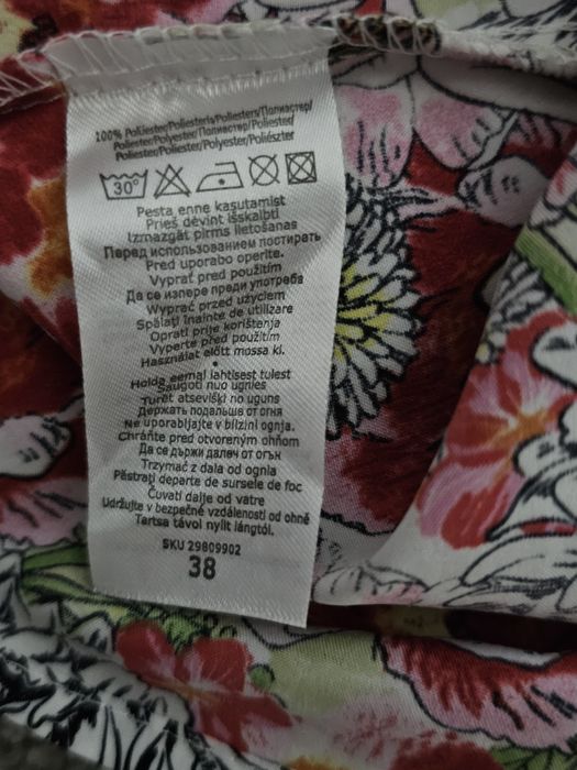 Top pe un umăr si volane solide