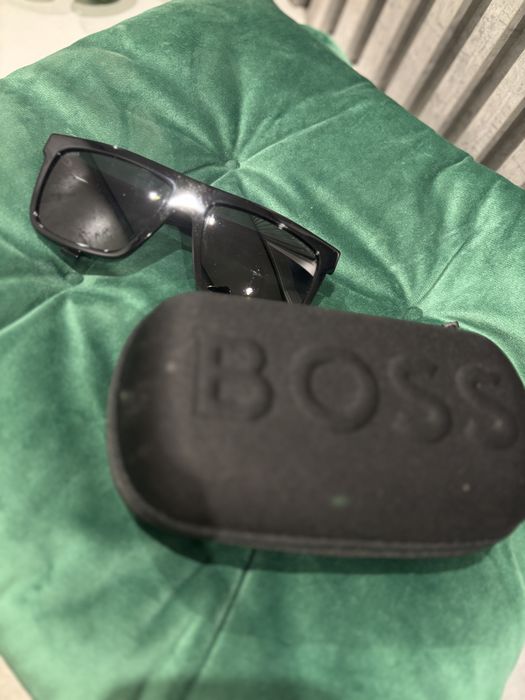 Продавам нови слънчеви очила Boss