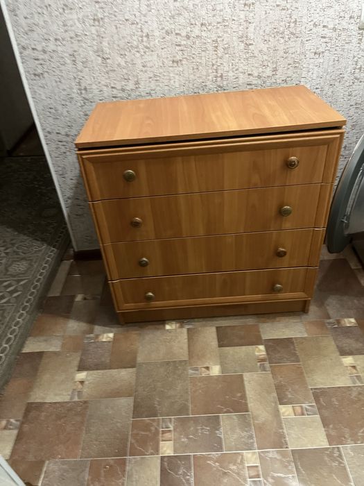 Комод с четырьмя дверцами продается в хорошем состояний