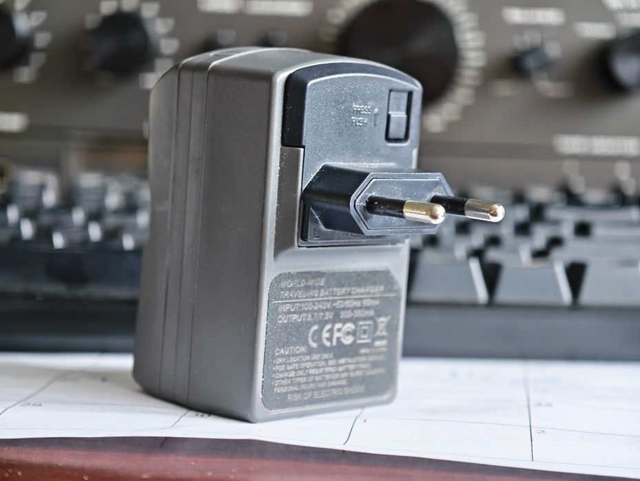 Încărcător acumulatori R2CR5 / 2CR5 Li-ion (World-Wide / compact, ideal pentru călătorii)