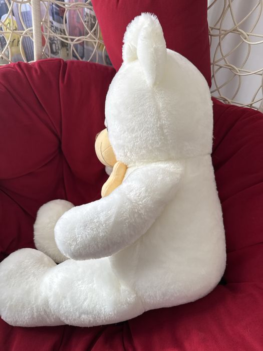 Белый плюшевый медведь