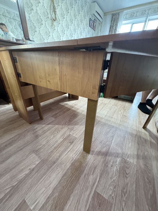 Продам овальный стол.