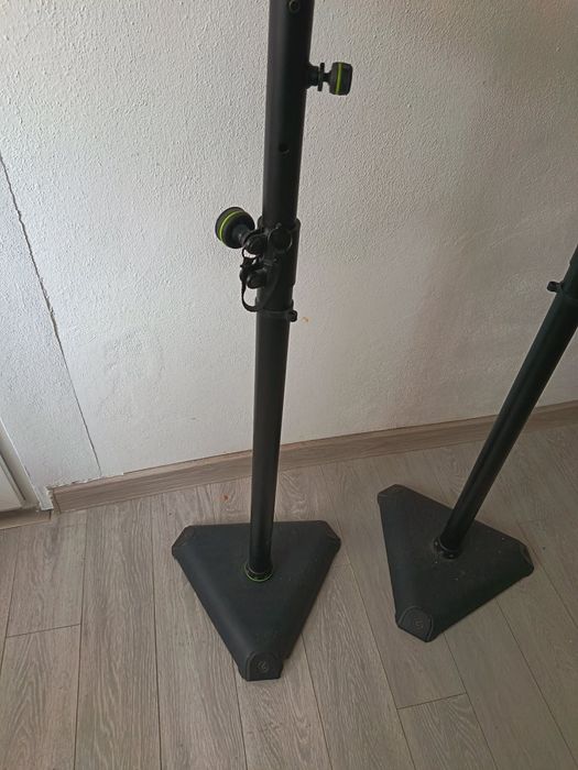 Stative Gravity monitor studio