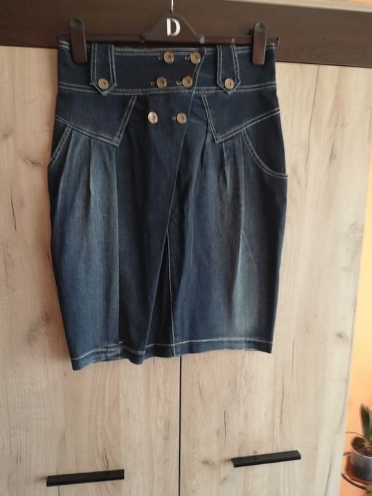 Продавам чисто нова дънкова пола