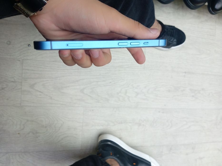 Продам срочно iPhone 13