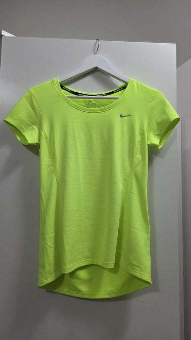 Спортни бюстиета и потници Nike