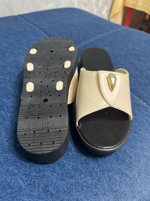 Продаются летние шлепанцы,бежевого цвета