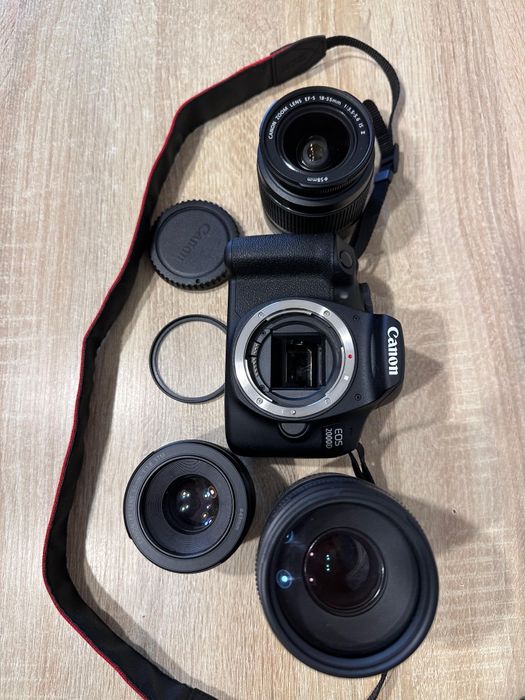 Vand Canon EOS 2000D kit EF-S 18-55 mm IS II + doua obiective