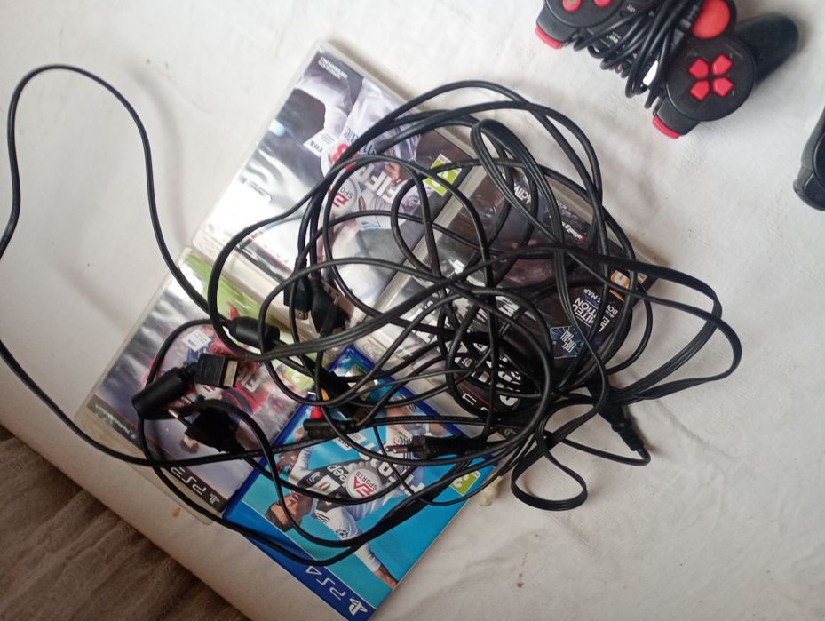 Vând PS3  5 jocuri 2 manete