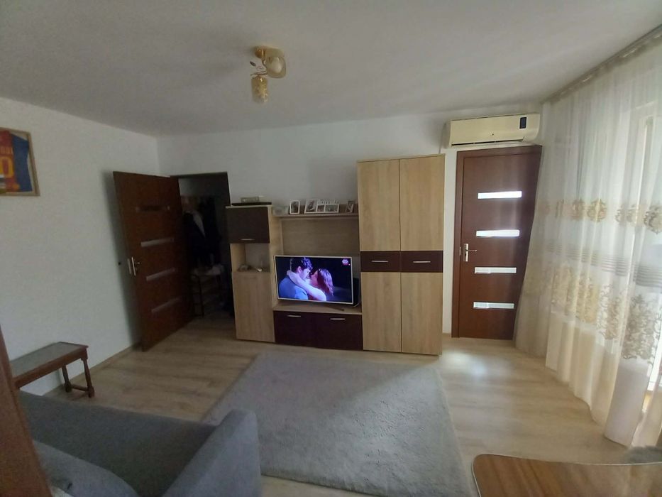 Închiriez apartament 2 camere , Trivale