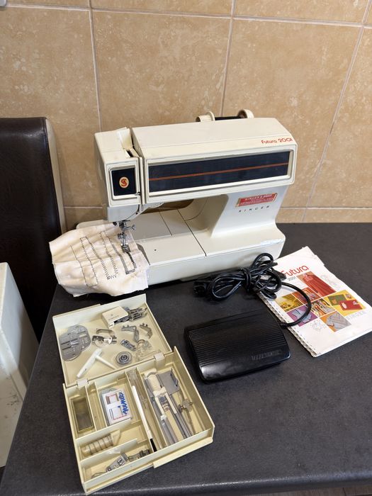 Masina de cusut festonat si butoniere SINGER Germania