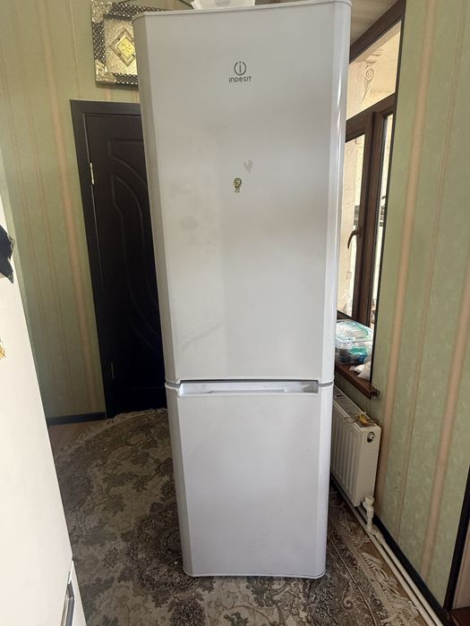 2 метровий Рабочий холодильник от Indesit