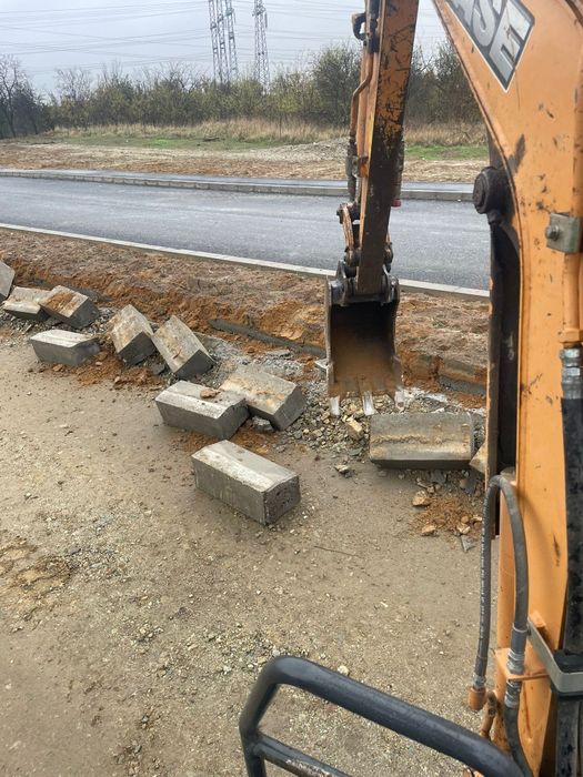 Închiriez mini excavator