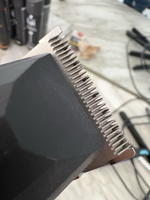 Продавам професионална машинка за подстригване JRL – цялостен комплект