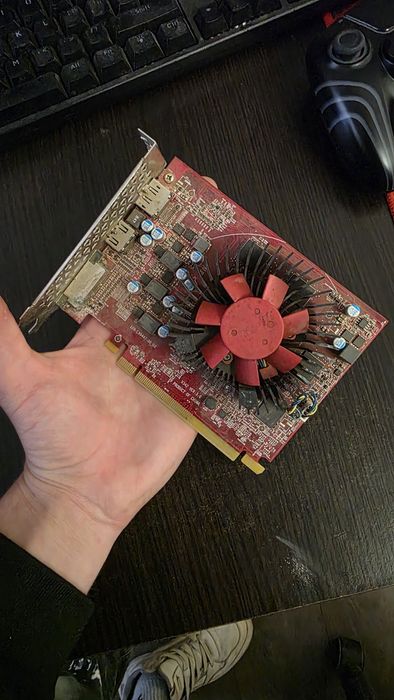 Placa video AMD GPU: Radeon R7 430 (OEM)
Memorie: de obicei 2GB DDR3