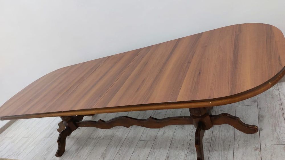 Большой стол.