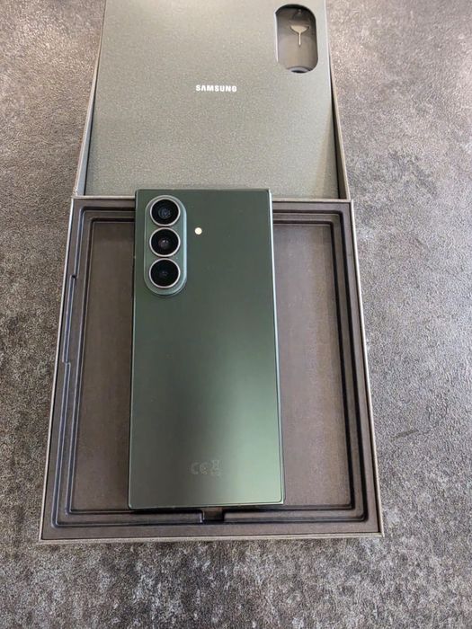 Продавам Samsung Galaxy Z8 Ultra + Galaxy Buds 4 Pro