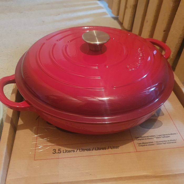 Cratita cu capac din fonta emailata, Uno Casa, 30 cm, 3.5L,cu  suporturi din silicon termorezistent, rosie