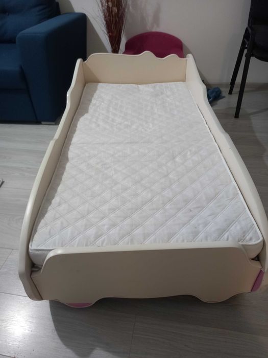 Pat copii tip mașinuță + saltea (dimensiuni 70x140 cm)