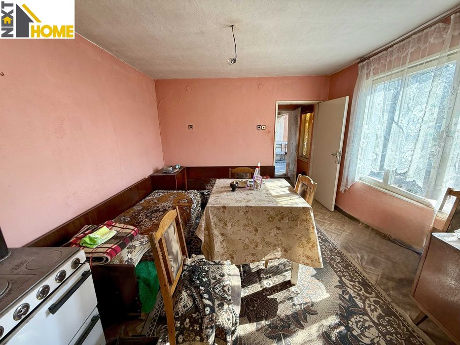 Две къщи с гараж, голям двор и стопански постройки с. Козаново