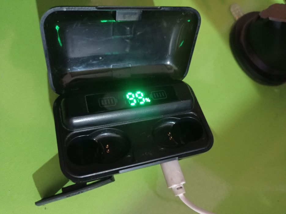 TWS F9-5C simsiz bluetoth zaryadlash qutisi