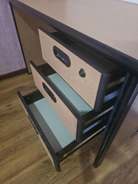 Продам стол с ящиками