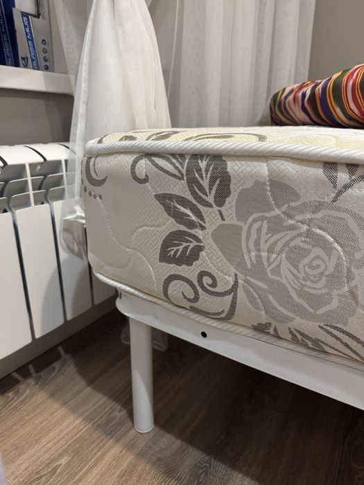 Кровать с матрасом 160х200