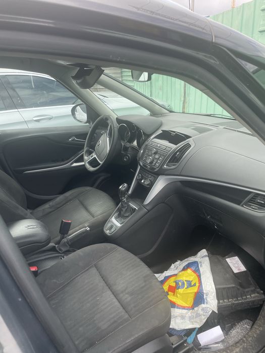 Опел зафира Ц турер 2012 г / opel zafira C Tourer 1.6 turbo  на части