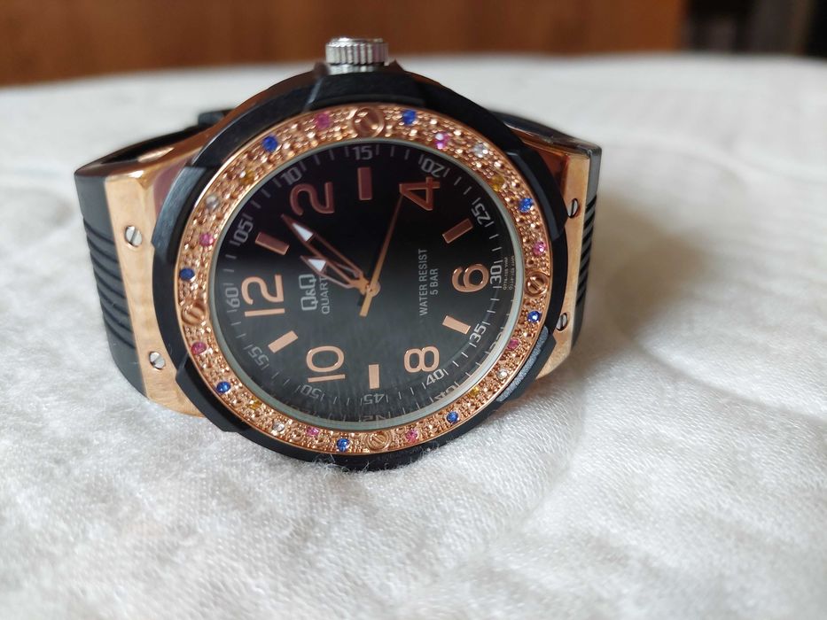 Дамски часовник Q&Q с камъни