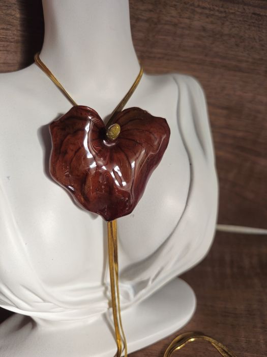 Колие с естествен цвят на Антуриум.