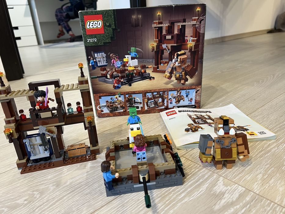 Lego Minecraft Ring de lupta la conacul din padure