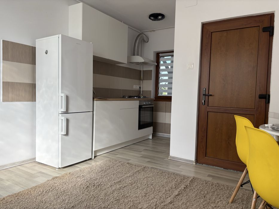 Inchiriez apartament cu o camera la casa