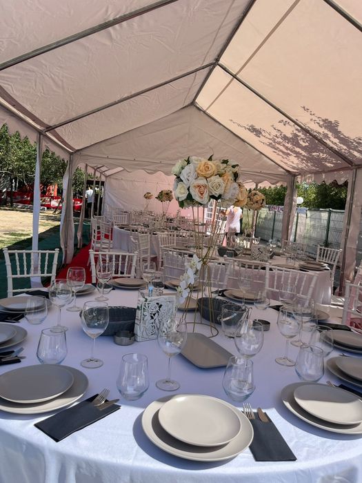 Arcada/coloane ,Aranjamente florale/covor rosu/ porumbei corturi,mese