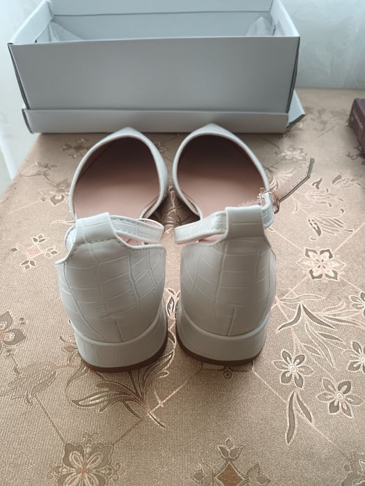 Pantofi albi mireasa