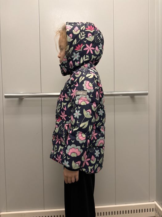 Продам куртку на рост 116-122