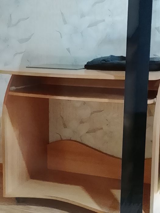 Компьютерный офисный стол