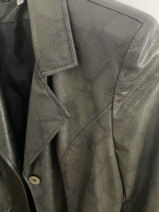 Кожено палто със змийски ефект